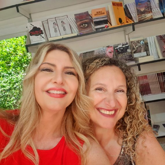 Con mi querida compi, la novelista Carmen Alcolea.